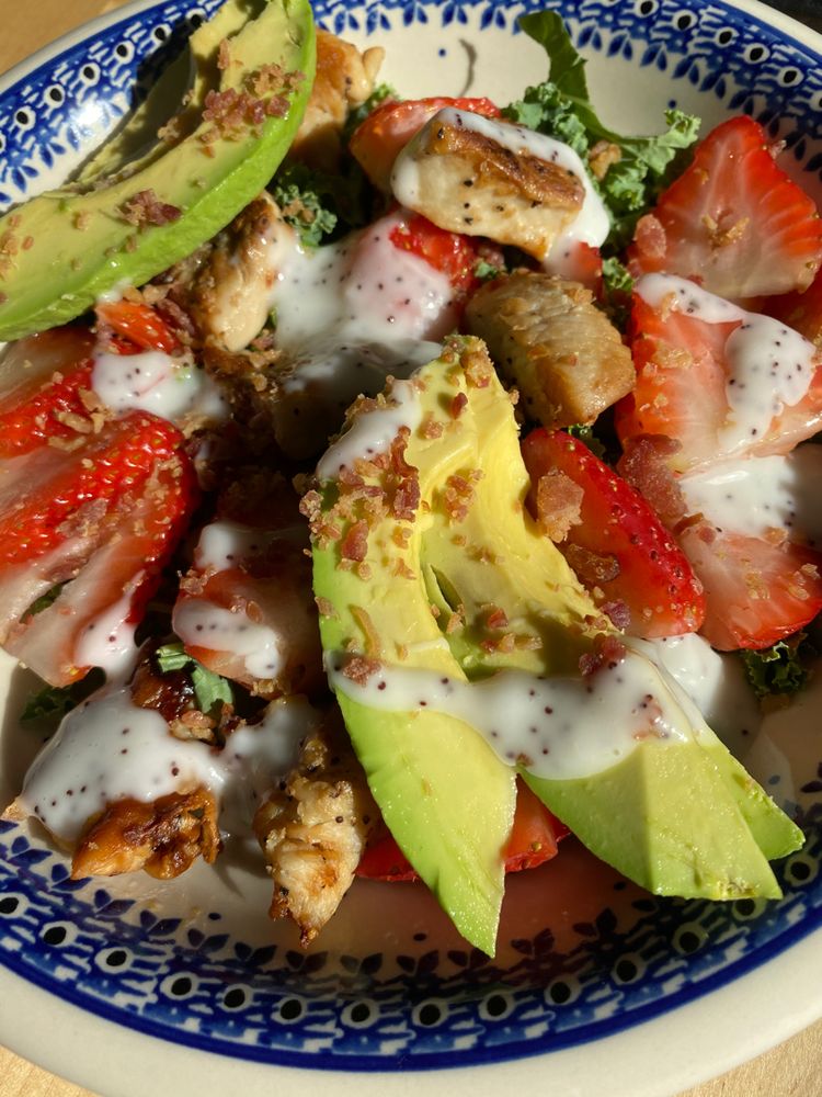 SALAT MIT ERBEEREN UND CASHEWNÜSSEN